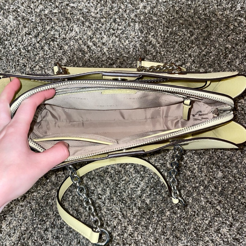 Calvin Klein Pale Yellow Pebble Leather Shoulder Bag - Picture 4 of 11